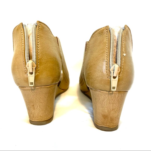 Pierre Dumas tan wedge sandal size 6 1/2M GUC - Picture 3 of 8